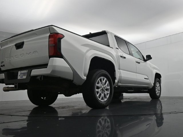 Used 2024 Toyota Tacoma SR5 AWD/4WD image 40