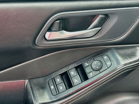 Used 2025 Nissan Rogue SV FWD image 17