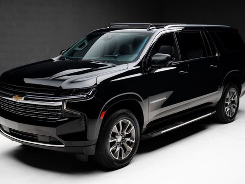 Used 2024 Chevrolet Suburban LT w/ Luxury Package RWD image 5