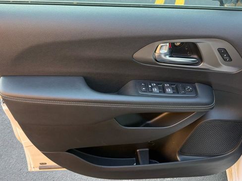 Used 2025 Chrysler Pacifica Select FWD image 21