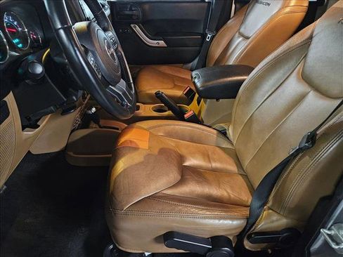 Used 2015 Jeep Wrangler Unlimited Rubicon w/ Connectivity Group image 15