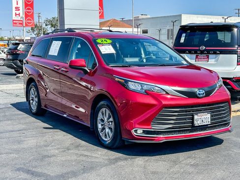 Used 2024 Toyota Sienna XLE w/ XLE Plus Package FWD image 4