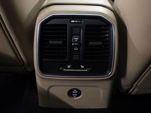 Certified 2025 Porsche Macan AWD/4WD image 36