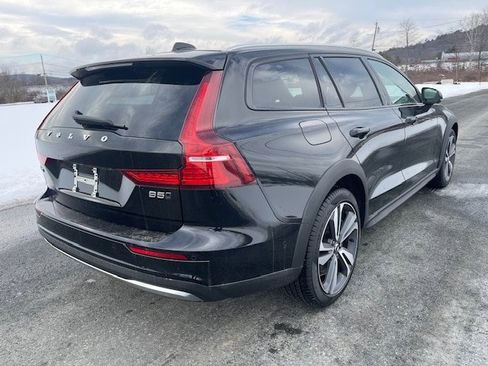 Used 2025 Volvo V60 B5 Cross Country Plus image 4