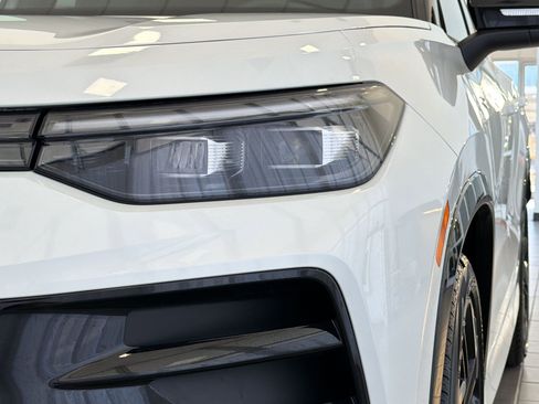 New 2026 Volkswagen Tiguan SE R-Line FWD image 11