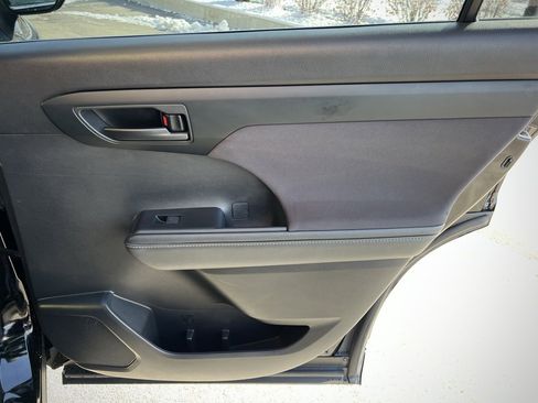 Used 2021 Toyota Highlander LE image 38