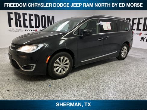 Used 2019 Chrysler Pacifica Touring-L image 1