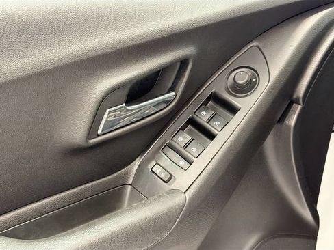 Used 2020 Chevrolet Trax LT w/ LT Convenience Package FWD image 16