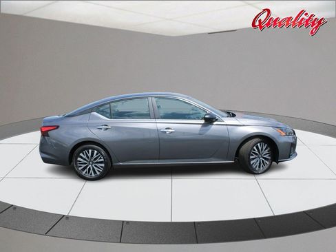 Used 2025 Nissan Altima 2.5 SV FWD image 2