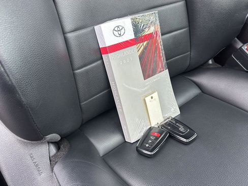 Used 2021 Toyota Highlander XLE image 17