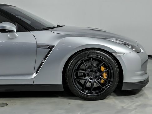 Used 2009 Nissan GT-R Premium image 14