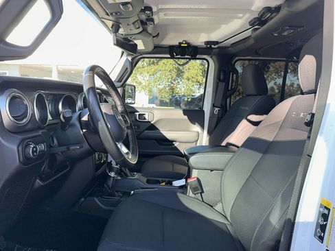 Used 2022 Jeep Gladiator Overland image 11
