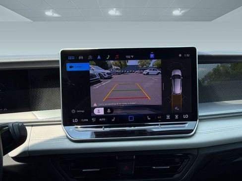Used 2025 Volkswagen Tiguan SE AWD/4WD image 17