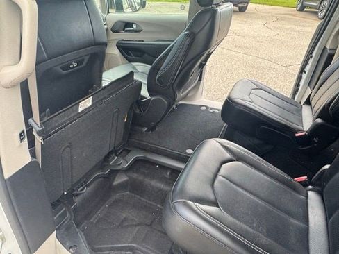 Used 2023 Chrysler Pacifica Touring-L FWD image 26