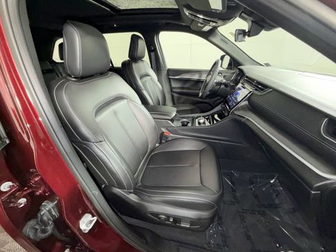 Used 2025 Jeep Grand Cherokee Limited image 27