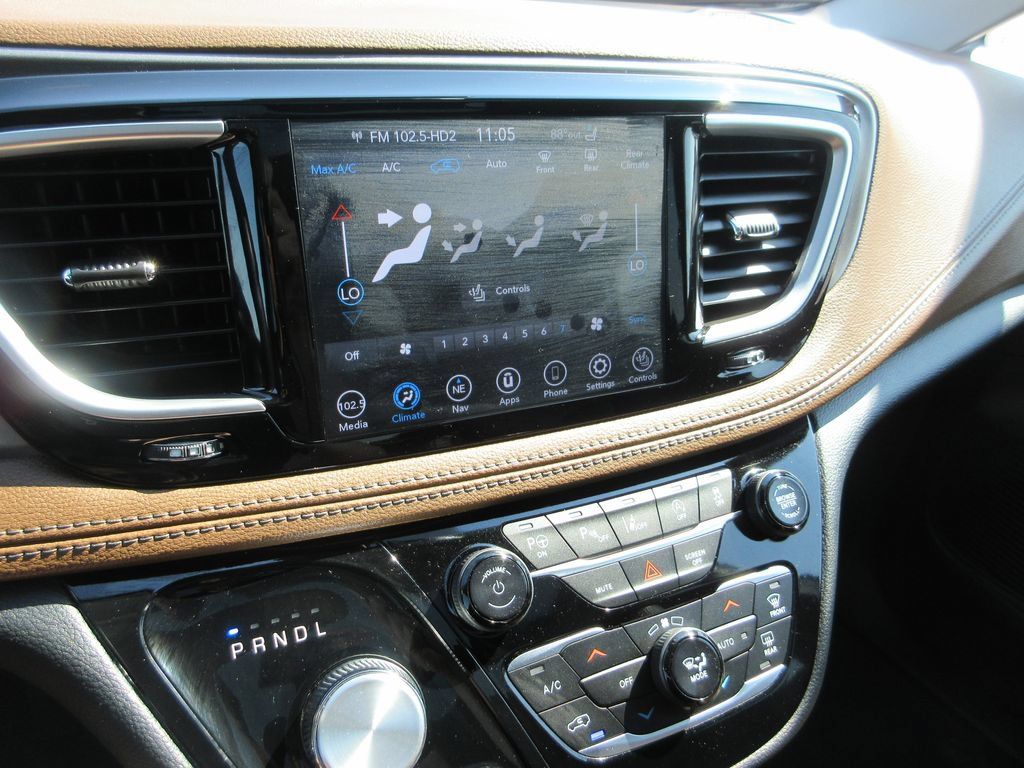 Used 2019 Chrysler Pacifica Limited w/ Tire & Wheel Group FWD image 29