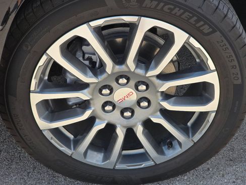 Used 2023 GMC Acadia Denali w/ Denali Technology Package FWD image 3