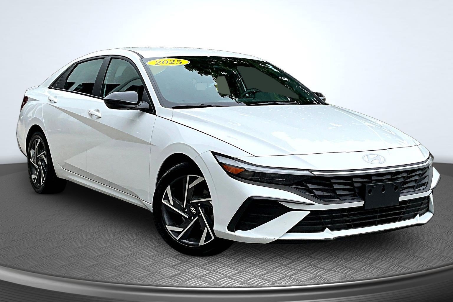 Used 2025 Hyundai Elantra Sport FWD image 2