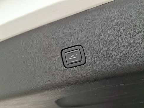 Used 2023 Chevrolet Traverse LT w/ LT Premium Package image 28