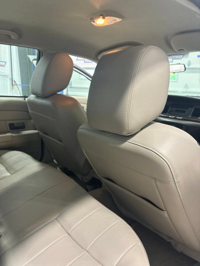 Used 2011 Ford Crown Victoria LX w/ Comfort Appearance Pkg RWD image 22