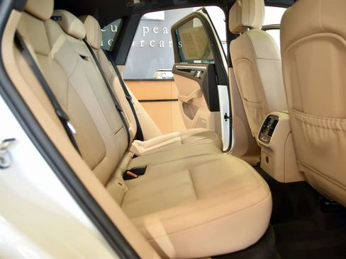 Used 2024 Porsche Macan AWD/4WD image 23