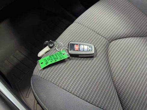 Used 2020 Toyota Highlander LE FWD image 27