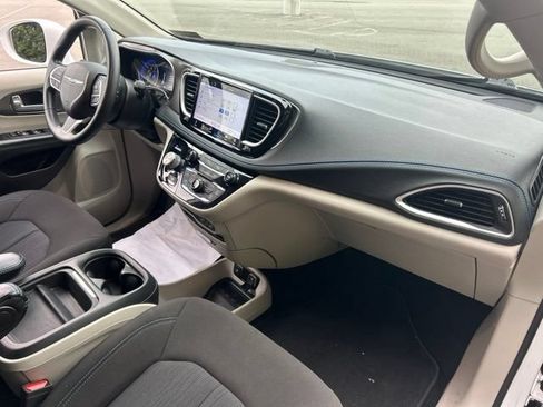 Used 2021 Chrysler Pacifica Touring FWD image 24