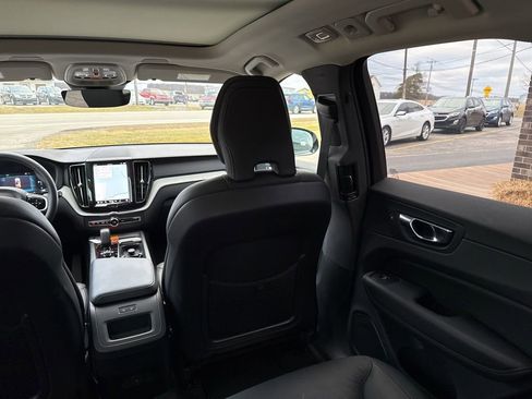 Used 2025 Volvo XC60 B5 Plus image 28
