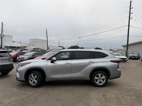 Used 2023 Toyota Highlander LE image 8