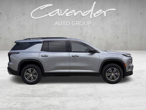 Used 2025 Chevrolet Traverse LT image 5