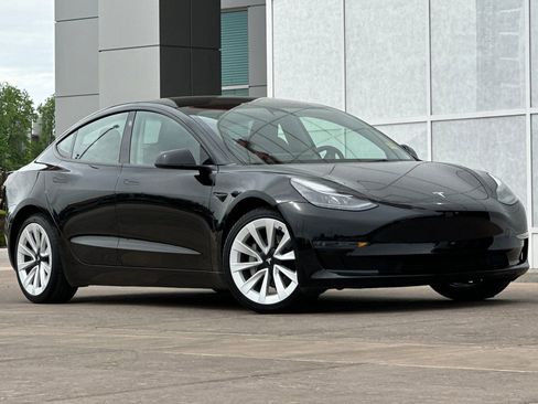 Used 2023 Tesla Model 3 Standard Range image 2