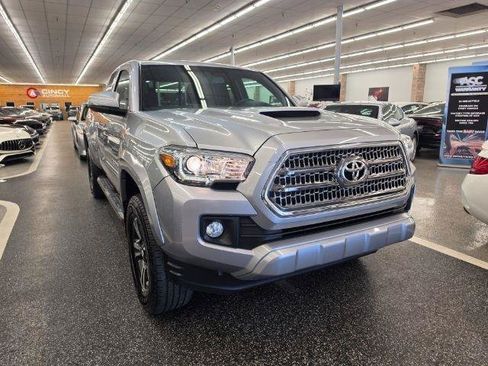 Used 2017 Toyota Tacoma SR5 RWD image 4