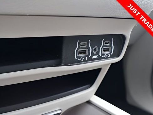 Used 2024 Chrysler Pacifica Touring-L image 37