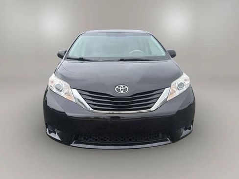 Used 2014 Toyota Sienna LE FWD image 2