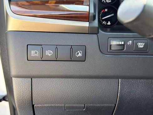 Used 2020 Lexus LX 570 4WD w/ Luxury Package image 21