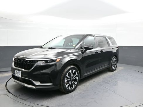 Used 2023 Kia Carnival EX image 1