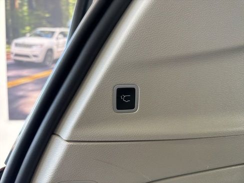 Used 2024 Chrysler Pacifica Touring-L image 9