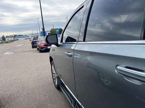 Used 2024 Cadillac Escalade ESV Premium Luxury image 17