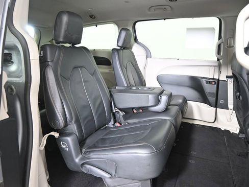 Used 2018 Chrysler Pacifica Touring-L image 15