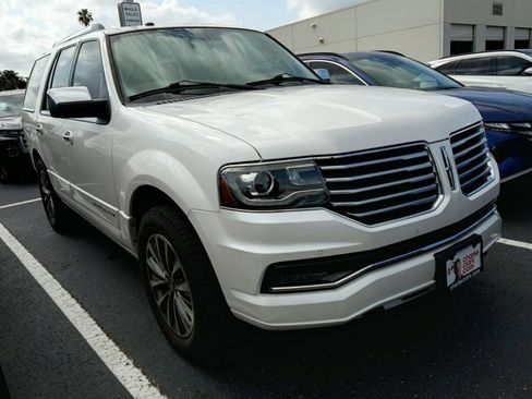 Used 2016 Lincoln Navigator Select RWD image 2