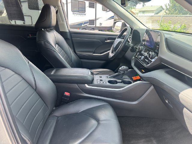 Used 2024 Toyota Highlander XLE FWD image 39