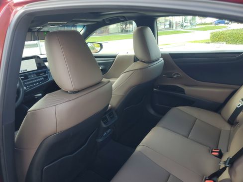 Used 2025 Lexus ES 350 w/ Premium Package image 16