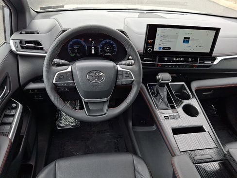 Used 2025 Toyota Sienna XSE FWD image 12