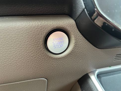 Used 2025 Kia Carnival FWD image 18