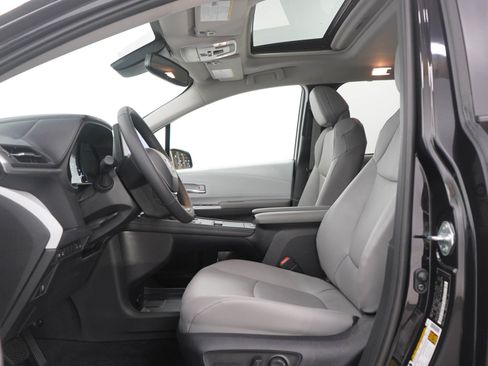 Used 2025 Toyota Sienna XLE image 24