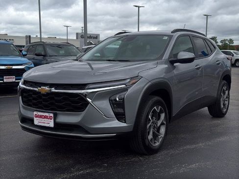 Used 2024 Chevrolet Trax LT w/ Driver Confidence Package FWD image 2