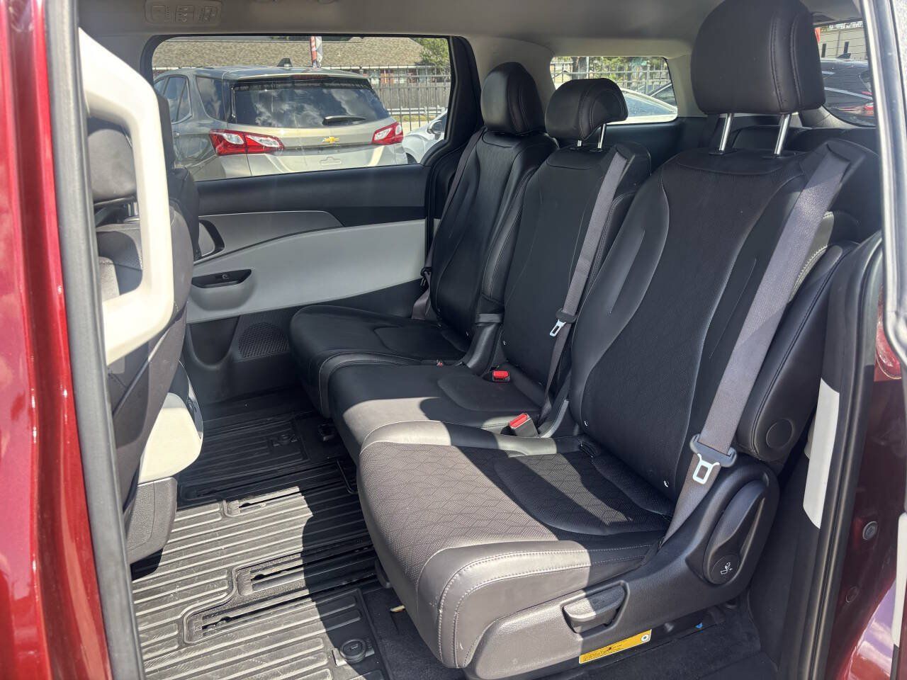 Used 2023 Kia Carnival LX FWD image 19