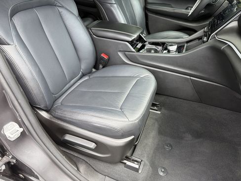 Used 2023 Jeep Grand Cherokee Laredo AWD/4WD image 16