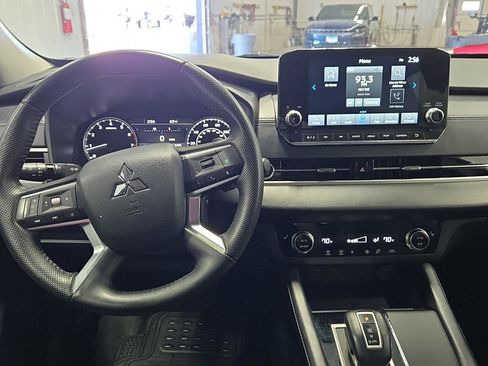 Used 2024 Mitsubishi Outlander SE Black Edition image 3