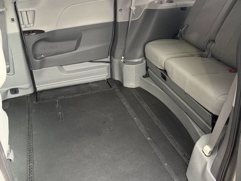 Used 2017 Toyota Sienna XLE image 17